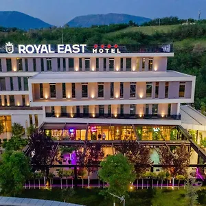 Royal East **** Mjull-Bathore